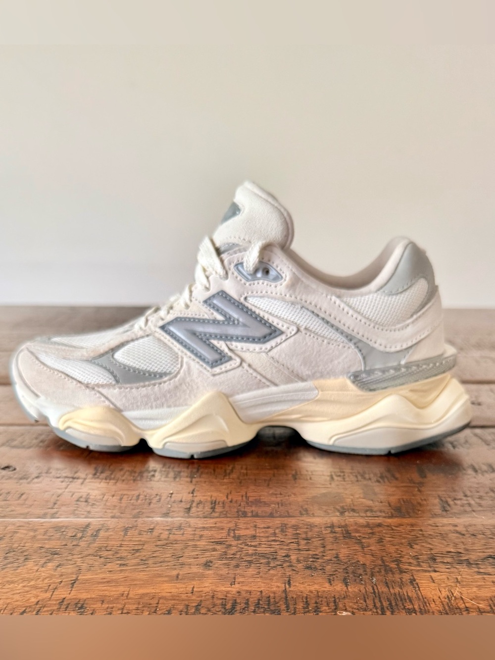 New Balance Unisex Running White and Light Gray Retro-Style Sneaker SZ.7.5